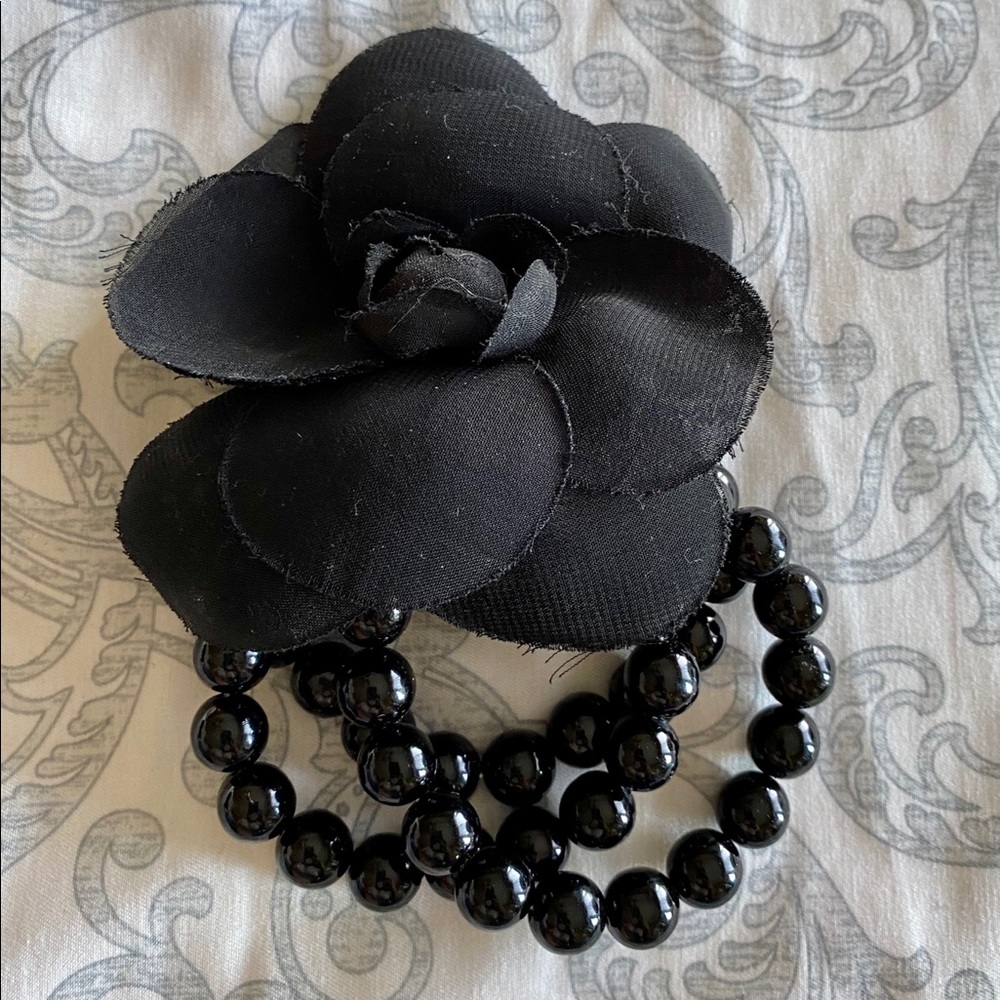 Women’s Black beads with attached flower